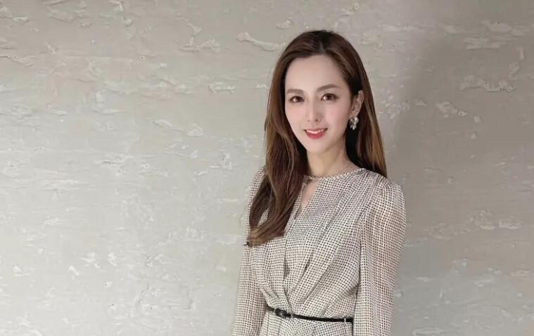 美女主播房業涵北漂打拚12年　喜曝「完成了ㄧ件人生大事」！
